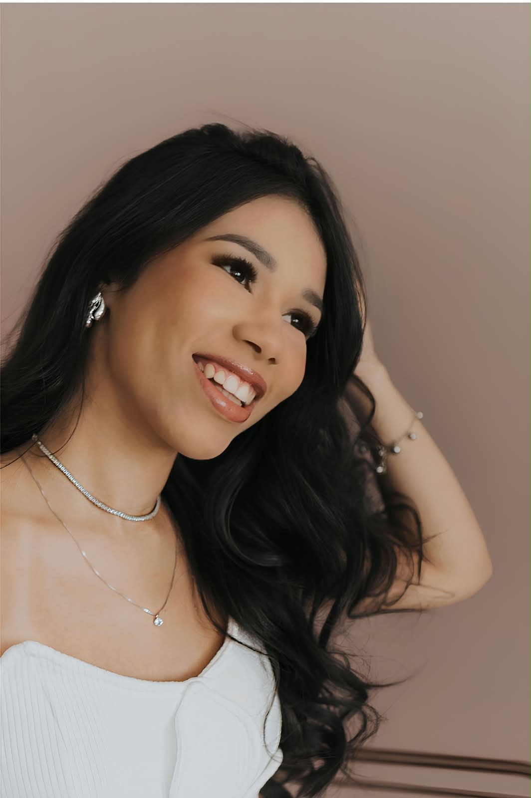 Foto de Gabriela Souza, sorrindo